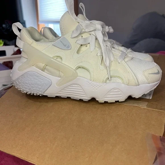 X SOLD X Nike off white Huaraches- worn one time - Picture 5 of 9
